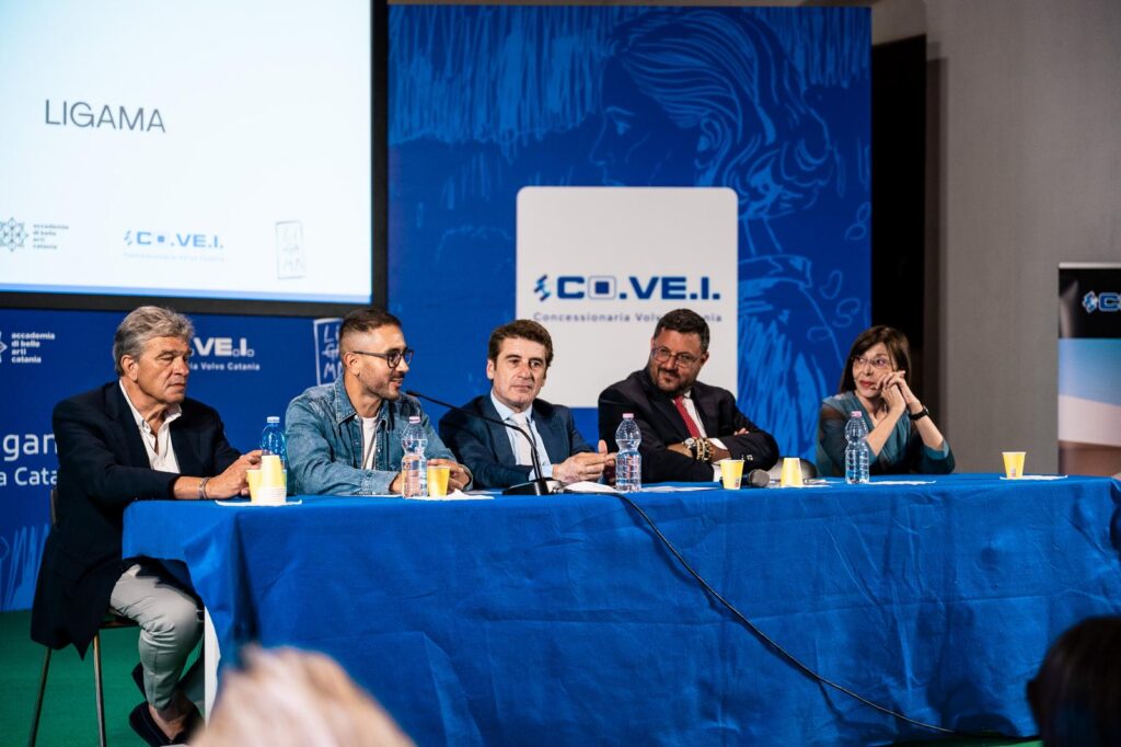 Un momento della conferenza stampa di presentazione dell'eco murales DEJAVU di Ligama, donato da CO.VE.I. alla città di Catania